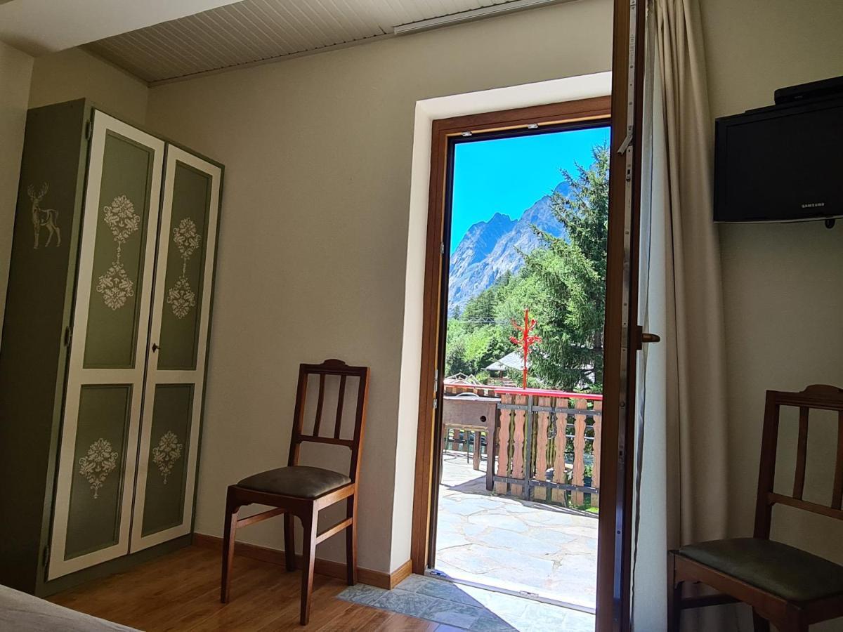 Hotel Dente Del Gigante Courmayeur Bagian luar foto