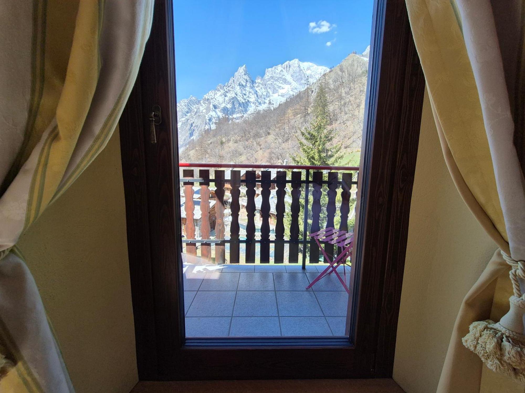 Hotel Dente Del Gigante Courmayeur Bagian luar foto
